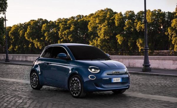 Бъдещето на Fiat е свързано с цялостна електрификация на гамата, която засега включва само един подобен модел, миниавтомобилът 500e.
Базиран на модела, който в момента се продава в Европа, новият 500e съчетава ретро-модерния дизайнерски език на марката с електрически мотор със 117 к.с. и батерия, която трябва да осигури около 250 км пробег с едно зареждане.
Планът на Fiat обаче предвижда моделът да го продава предимно в градските райони, където е по-малко вероятно шофьорите да изискват по-високи нива на пробег при пътуване.
500e ще дебютира на американския пазар през ноември 2023 г. и ще се появи при дилърите в началото на 2024 г.
